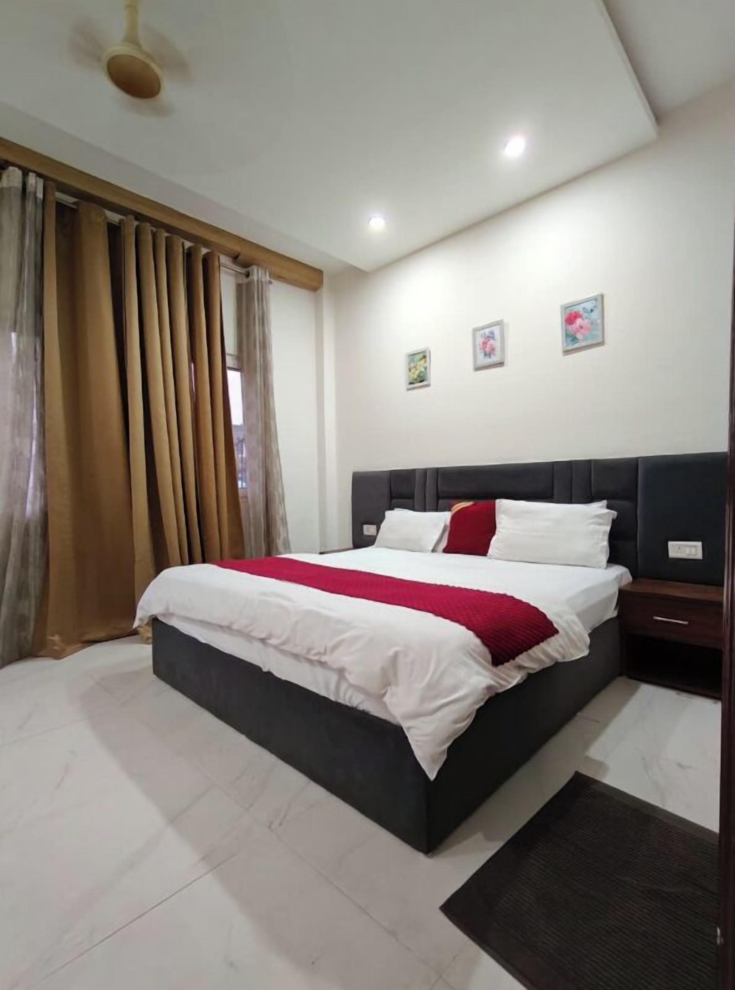 Luxury Double Room, City View | Desk, free WiFi