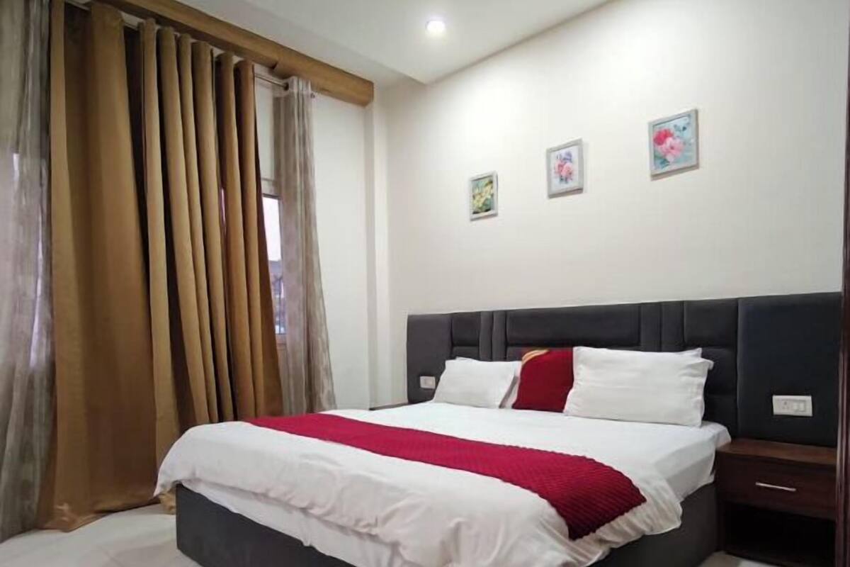 Luxury Double Room, City View | Desk, free WiFi