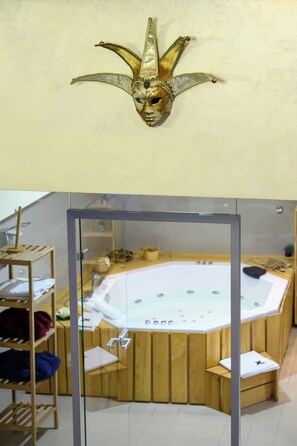 Jetted tub, hair dryer, towels, soap - Xspa apartment in prime location.
103m2 studio with sauna and jacuzzi. (Novi Sad)