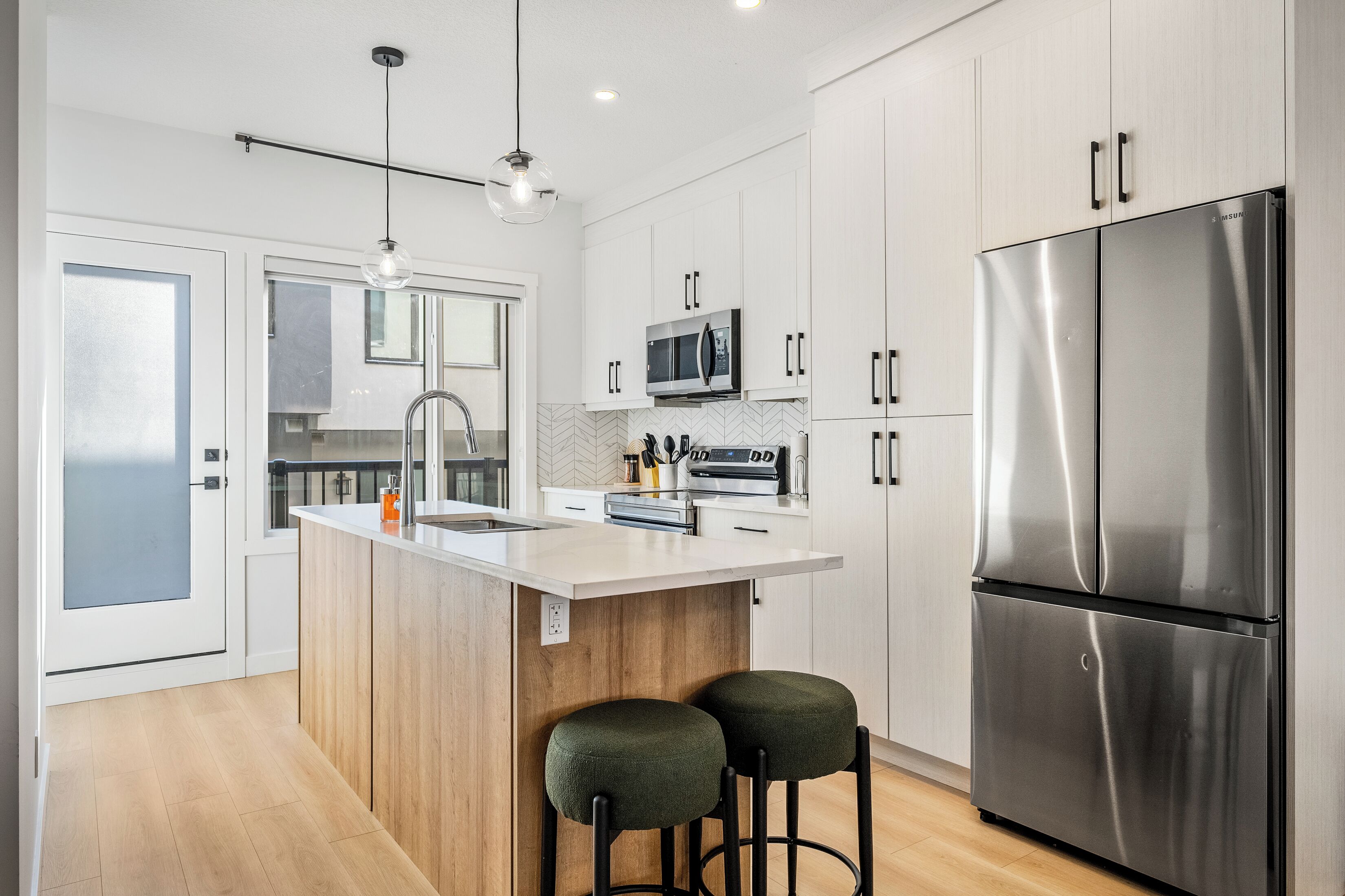 Refrigerador, microondas, horno y parrilla de estufa 