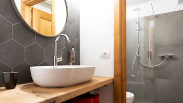 Douche, sĂšche-cheveux, bidet, serviettes fournies