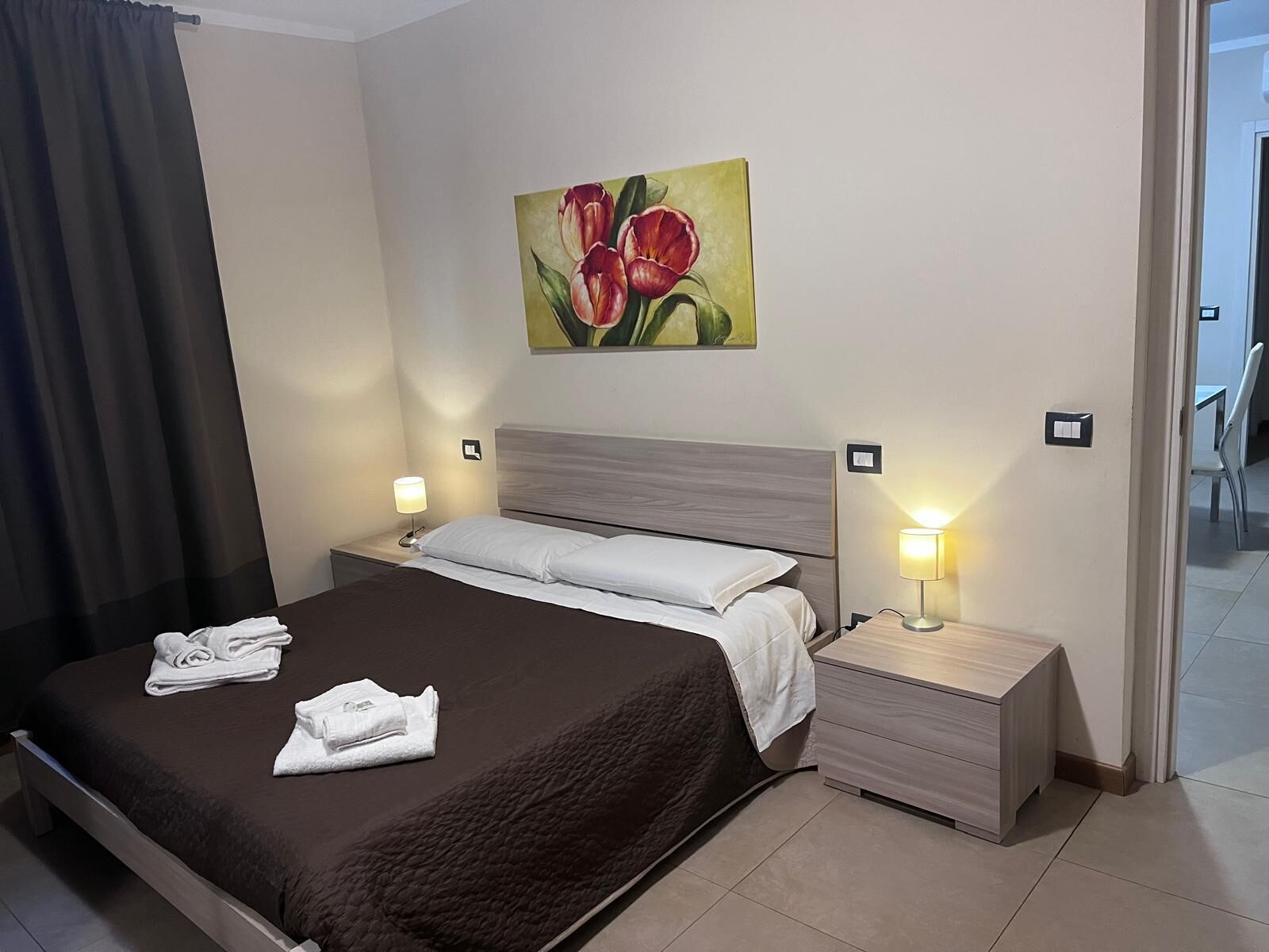 Màn/rèm cản sáng, bàn ủi/dụng cụ ủi quần áo 