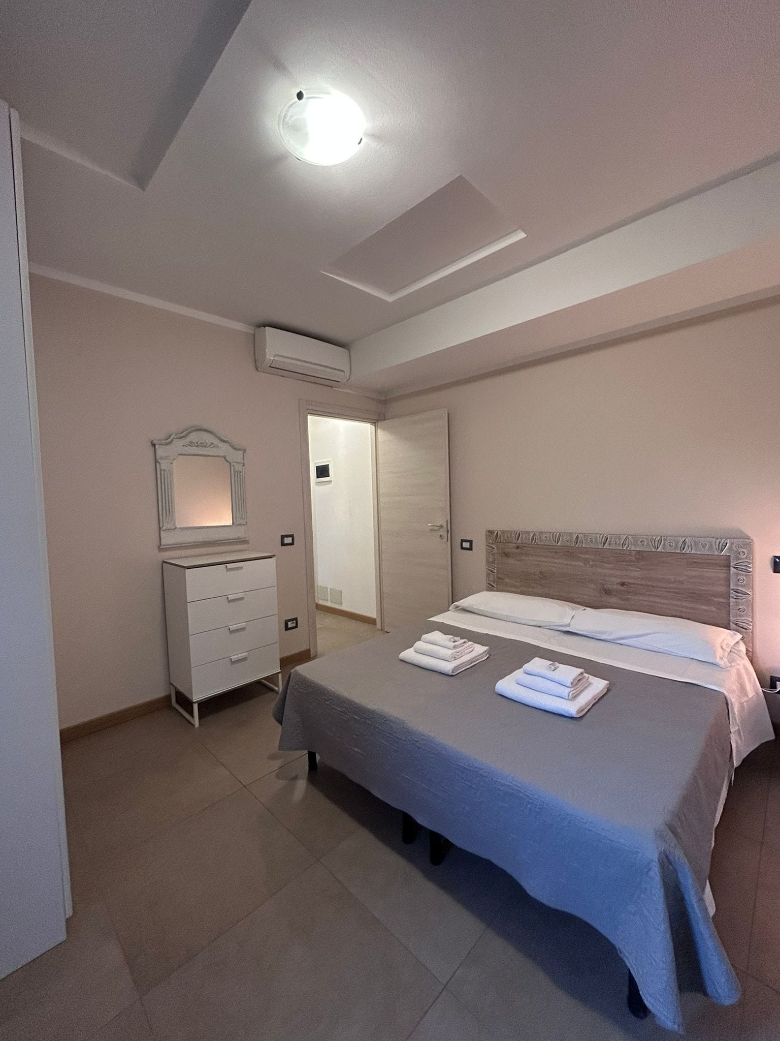 Căn hộ có thiết kế đặc sắc | Màn/rèm cản sáng, bàn ủi/dụng cụ ủi quần áo 