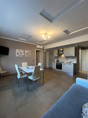 Condo luxo | Área de estar | TV 32 polegadas com canais digitais