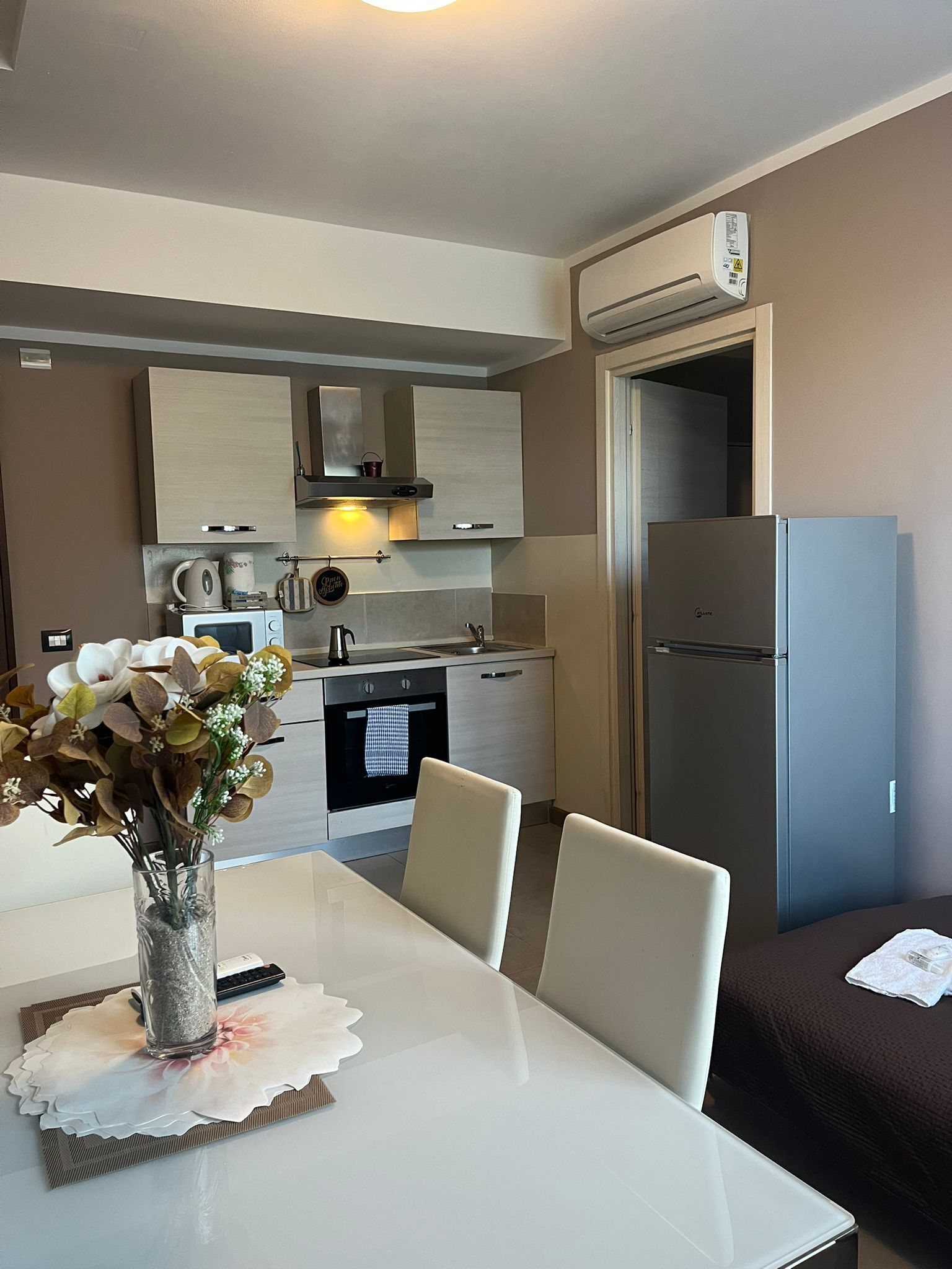 Family Apartment | Private kitchen | Fridge, microwave, stovetop, electric kettle