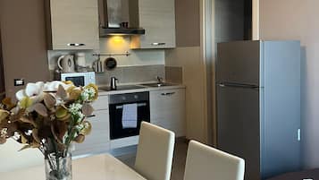 Family Apartment | Private kitchen | Fridge, microwave, stovetop, electric kettle