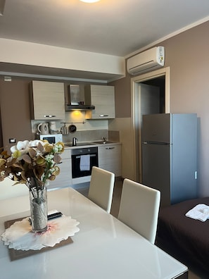 Family Apartment | Private kitchen | Fridge, microwave, stovetop, electric kettle - appartamenti la piazzetta (Signa)