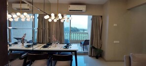 Room service – dining - Mountain Breeze Home Stay (Karjat)