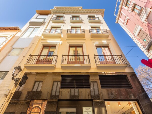 تفاصيل الفندق من الخارج