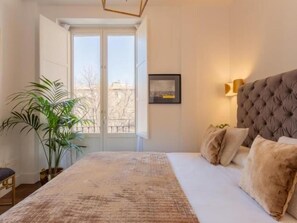 2 bedrooms, iron/ironing board, internet, bed sheets