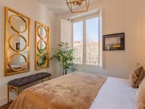 2 bedrooms, iron/ironing board, internet, bed sheets