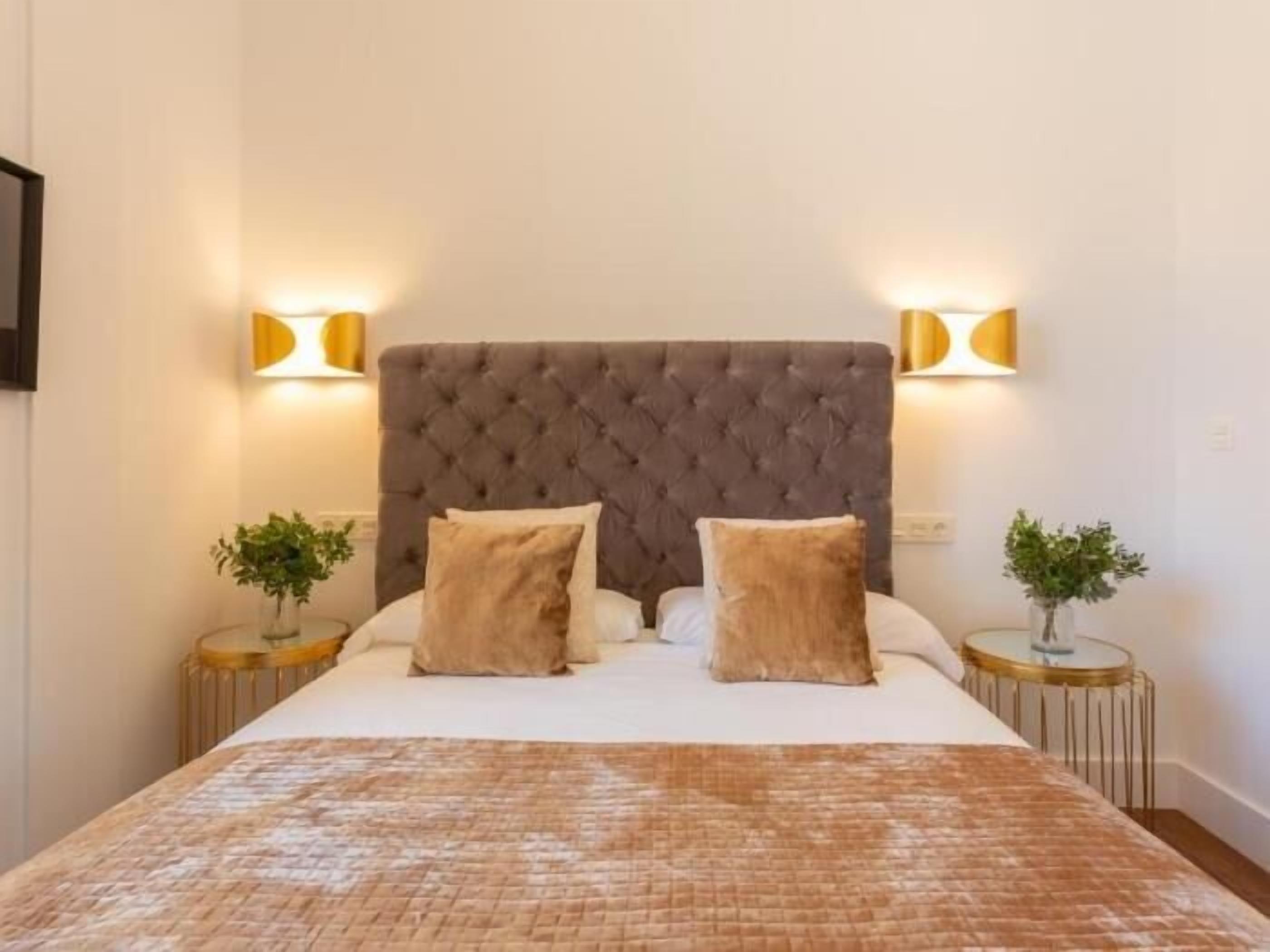 2 bedrooms, iron/ironing board, internet, bed sheets