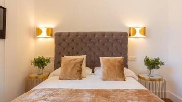 2 bedrooms, iron/ironing board, internet, bed sheets