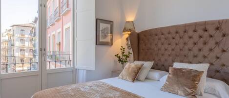 2 slaapkamers, een strijkplank/strijkijzer, internet, beddengoed