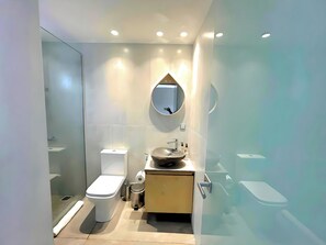 Dusche, umweltfreundliche Kosmetikartikel, Haartrockner, Handtücher