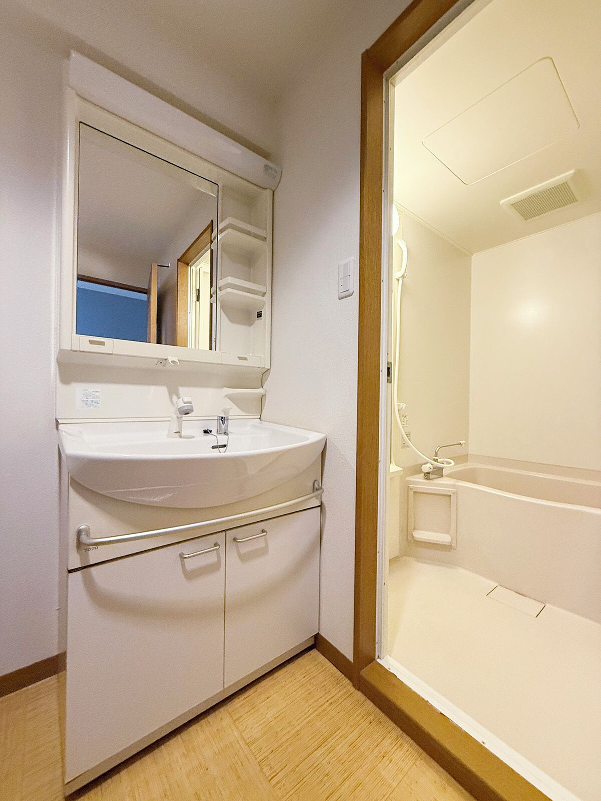 Comfort-huoneisto, parveke | Kylpyhuone | Erillinen kylpyamme ja suihku, ilmaiset hygieniatuotteet