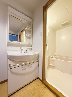 Apartament Comfort, balcó | Bany | Banyera i dutxa independents i articles de tocador gratuïts 