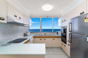 雪櫃、微波爐、焗爐、爐具