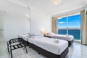 Spa - Oceanfront Apartment w/ Views + Resort Amenities (Surfers Paradise)