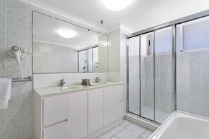 Hair dryer, towels, soap, toilet paper - Oceanfront Apartment w/ Views + Resort Amenities (Surfers Paradise)