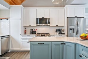 Geladeira, micro-ondas, fogão, cooktop