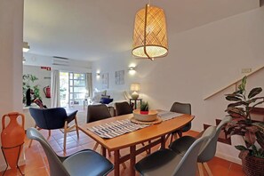 Appartement Familial, non-fumeurs, balcon | Coin séjour | Télévision à écran plat