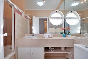 Appartement Familial, non-fumeurs, balcon | Salle de bain