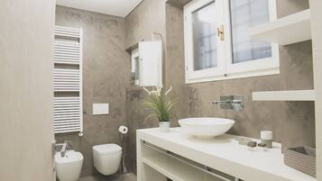 Dusche, Haartrockner, Bidet, Handtücher