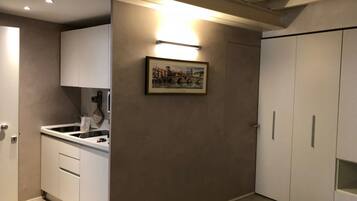 Réfrigérateur, micro-ondes, plaque de cuisson, cafetiÚre/bouilloire