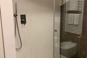 Bruser, hårtørrer, bidet, håndklæder