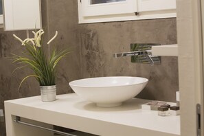 Bruser, hårtørrer, bidet, håndklæder