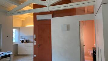 Kühlschrank, Mikrowelle, Wasserkocher mit Kaffee-/Teezubehör, Toaster