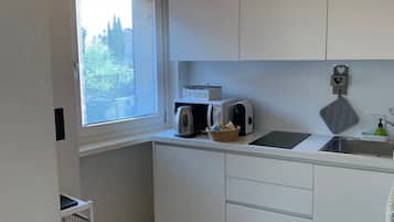 Een koelkast, een magnetron, een koffiezetapparaat/waterkoker