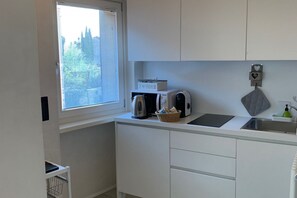 Kühlschrank, Mikrowelle, Wasserkocher mit Kaffee-/Teezubehör, Toaster