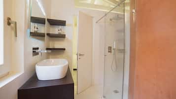 Dusche, Haartrockner, Bidet, Handtücher