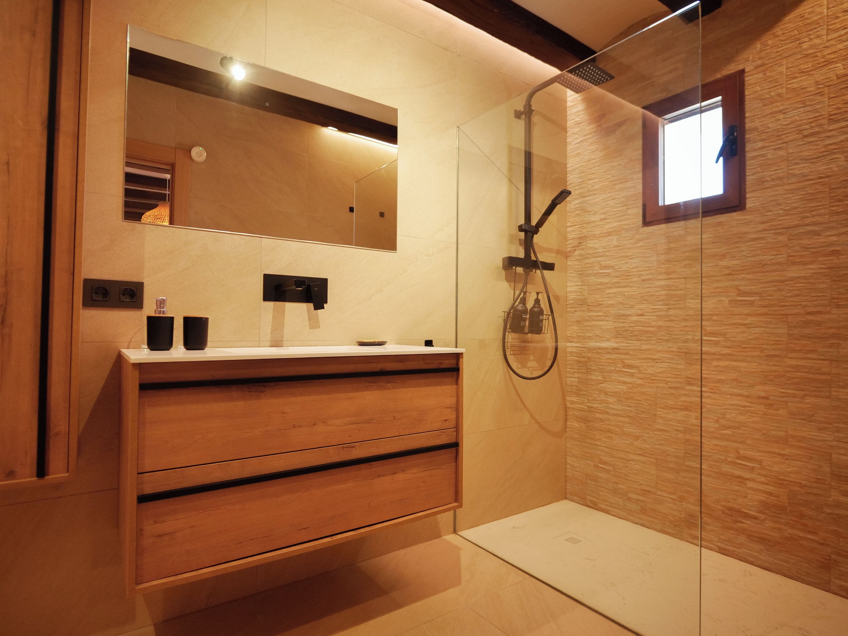 Een douche, handdoeken, zeep, toiletpapier