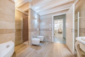 Dusche, Haartrockner, Bidet, Handtücher