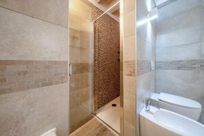 Ducha, secador de pelo, bidet, toallas