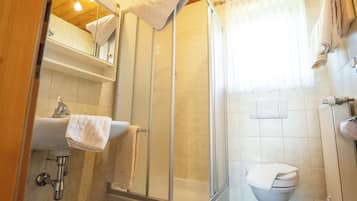 Secadora de cabello, toallas, jabón, papel de baño