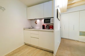 Réfrigérateur, micro-ondes, plaque de cuisson, cafetiÚre/bouilloire