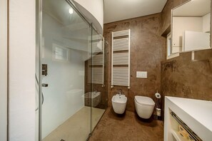 Bruser, hårtørrer, bidet, håndklæder