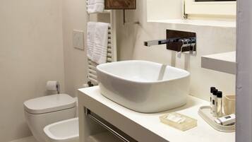 Doccia, asciugacapelli, bidet, asciugamani