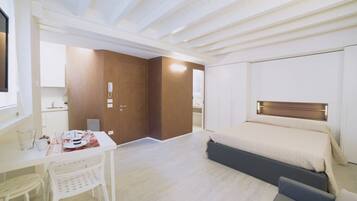 1 camera, ferro/asse da stiro, lenzuola