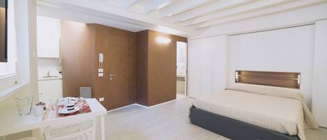 1 chambre, fer et planche à repasser, draps fournis