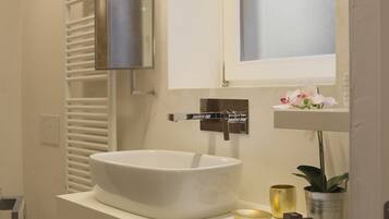 Suihku, hiustenkuivaaja, bidee, pyyhkeet