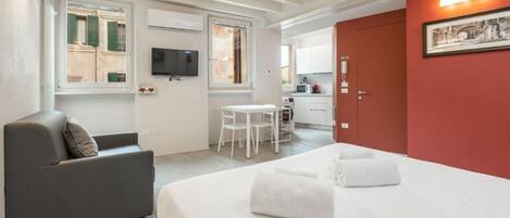 1 chambre, fer et planche à repasser, draps fournis