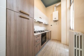 Kühlschrank, Mikrowelle, Herdplatte, Wasserkocher mit Kaffee-/Teezubehör