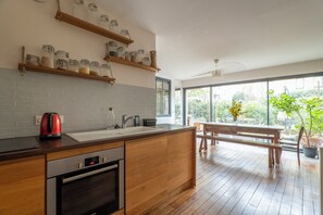 Fridge, microwave, dishwasher, toaster - Wooden Warmth, by Veeve (Paris)