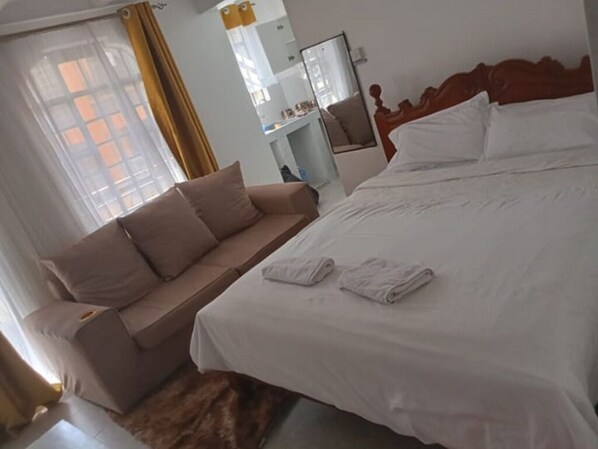 1 bedroom, iron/ironing board, WiFi, bed sheets - Vibrant Cozy Nairobi studio (Nairobi)