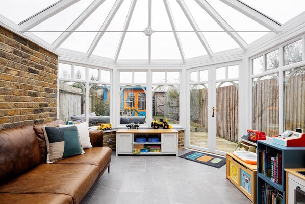 TV, fireplace - The Barnes Family Haven, by Veeve (London)